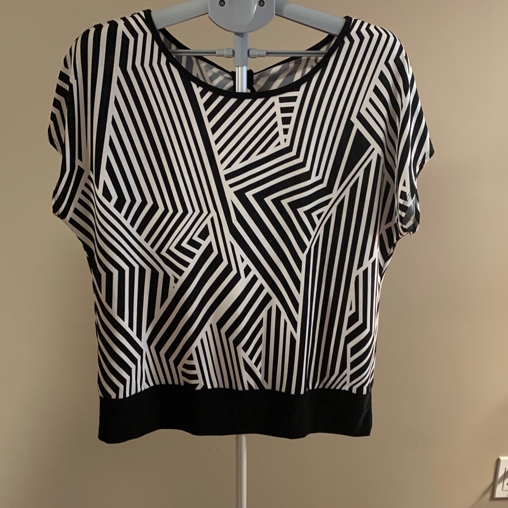 Black and White Geometric Women's Top large short sleeves